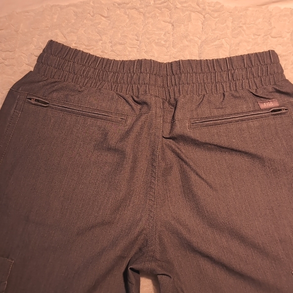 FIGS | Catarina One-Pkt Scrub Top & FIRST Kade Cargo Scrub Pant - Graphite - XXS - Picture 6 of 8